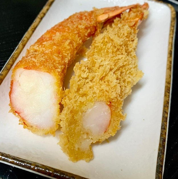 他には無い「超薄衣」衣率20％という薄さ（左がEBI研究所のえびフライ）